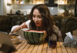 選擇適合熬夜族的精華產(chǎn)品，讓肌膚重煥光彩